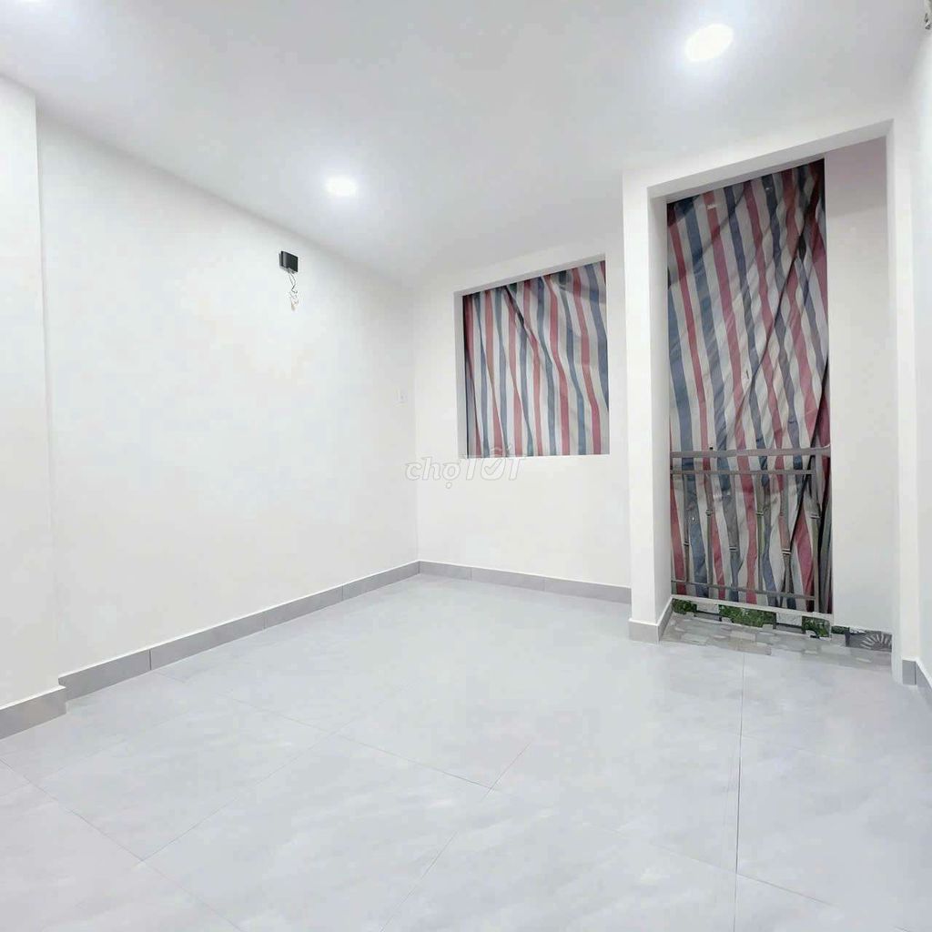 Renting the entire Hoàng Diệu alley, 4th.