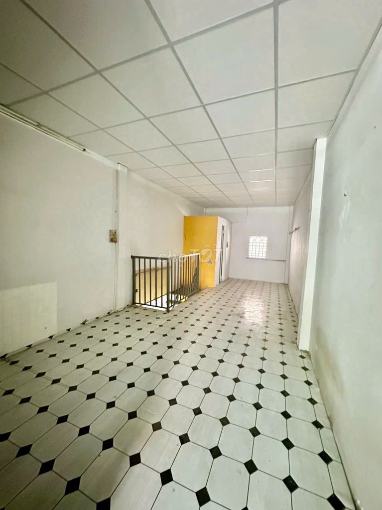 The owner of the Nguyễn Văn Công rents the house quiet.