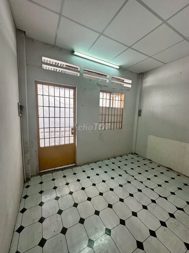The owner of the Nguyễn Văn Công rents the house quiet.