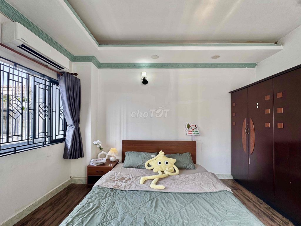 The Lê Đại Hành, District 11 has a huge cash balcony studio.