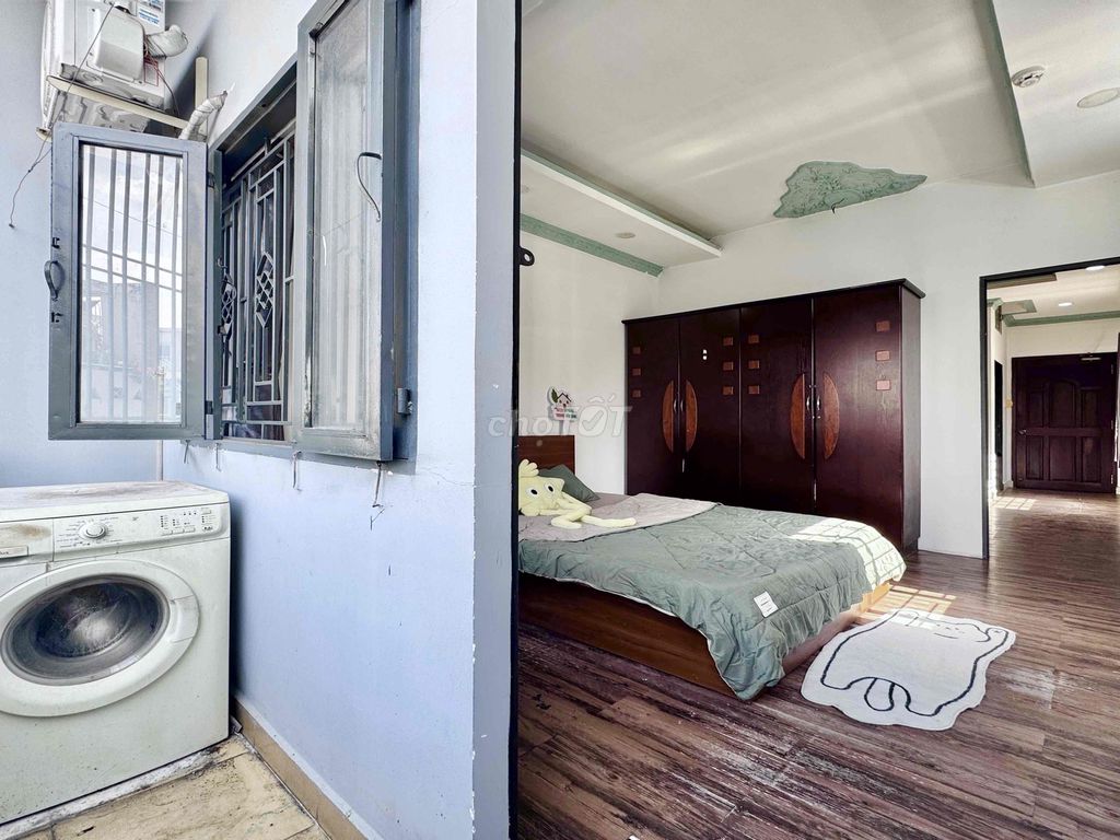 The Lê Đại Hành, District 11 has a huge cash balcony studio.