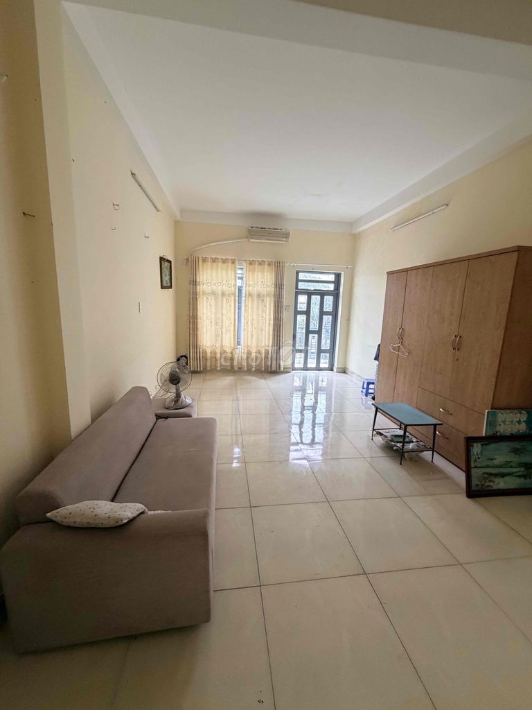 Rent two bedrooms, one bathroom, one floor. Six million.