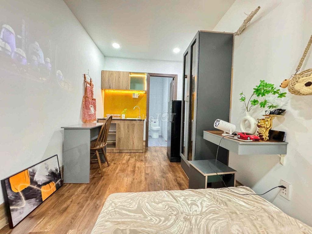 The Studio House is full of car free.