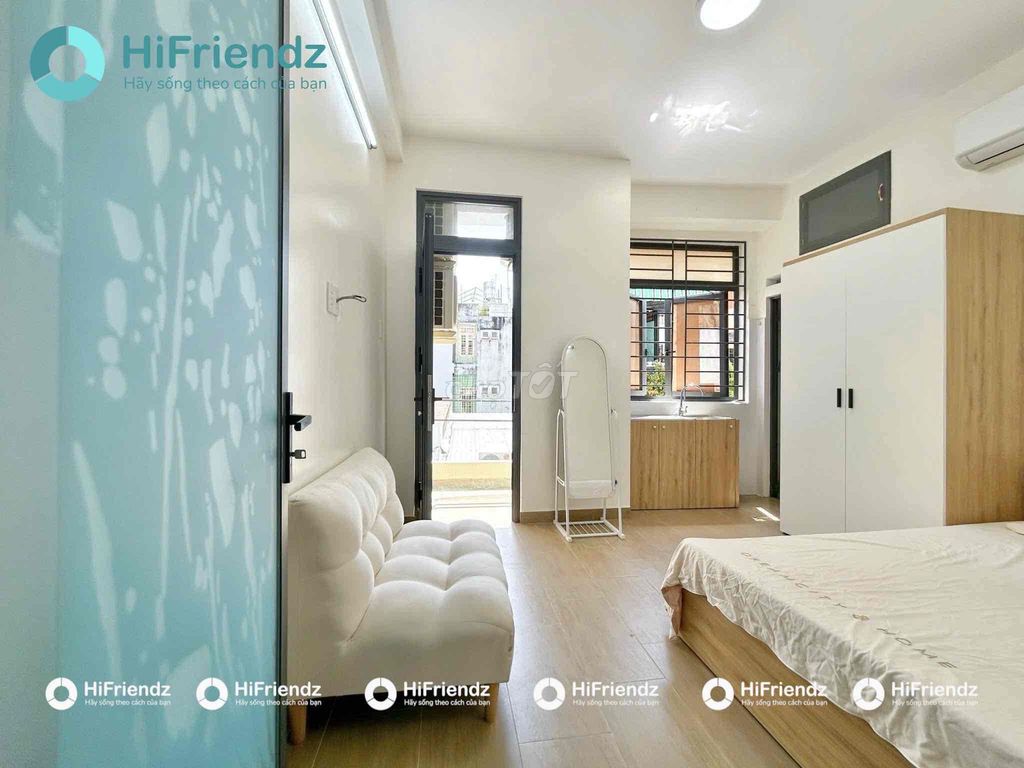 The new balcony studio is full of cheap interiors right at Phan Đình Phùng.