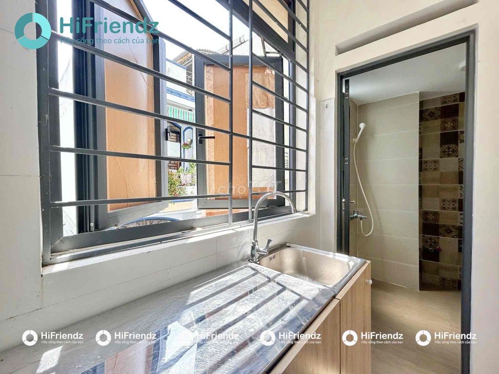 The new balcony studio is full of cheap interiors right at Phan Đình Phùng.