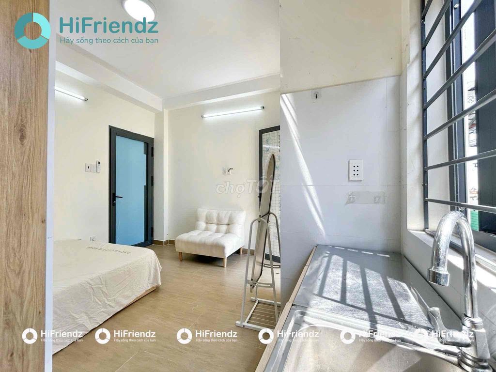 The new balcony studio is full of cheap interiors right at Phan Đình Phùng.