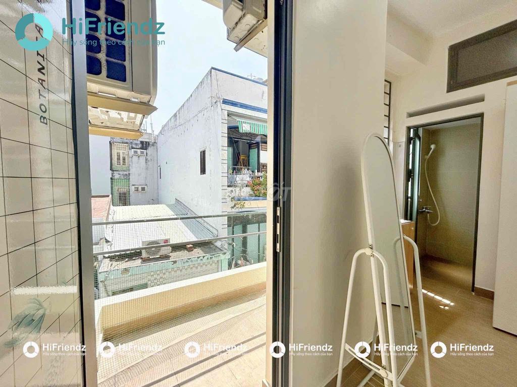 The new balcony studio is full of cheap interiors right at Phan Đình Phùng.