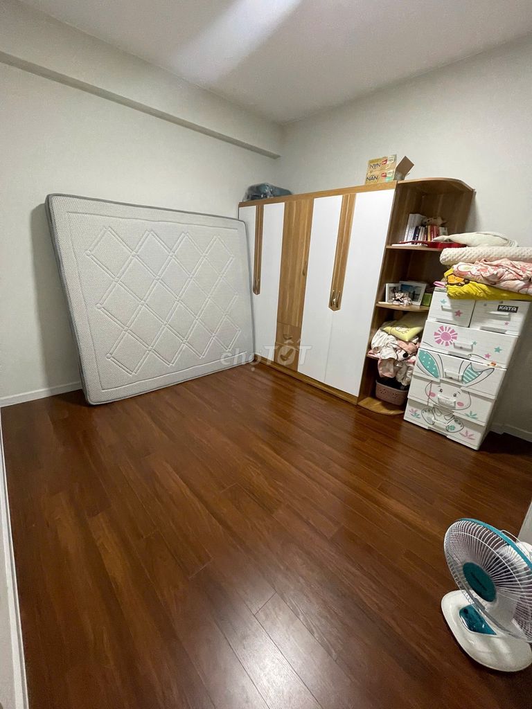 Rent the house empty. Two bedrooms one, the toilet's seven million. Archive 57 M2