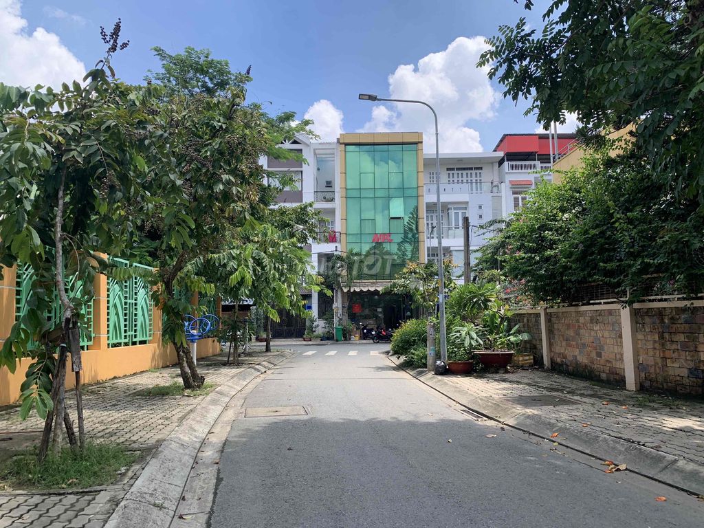 Rent the ground floor of the 1457 x 18 M-- new east, 7th district.