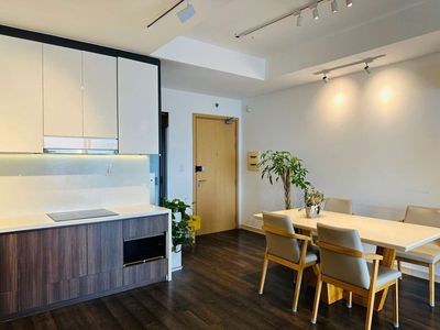 The owner rented the corner of the three M-One apartment, nice interior, good price.