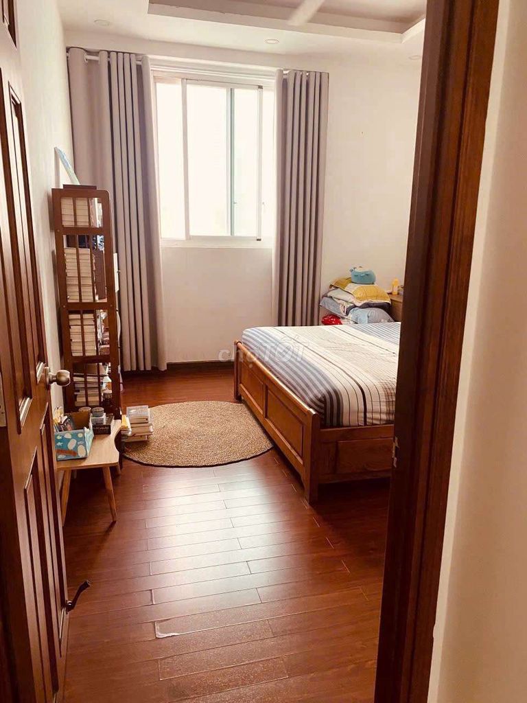 Rent apartment three bedrooms.