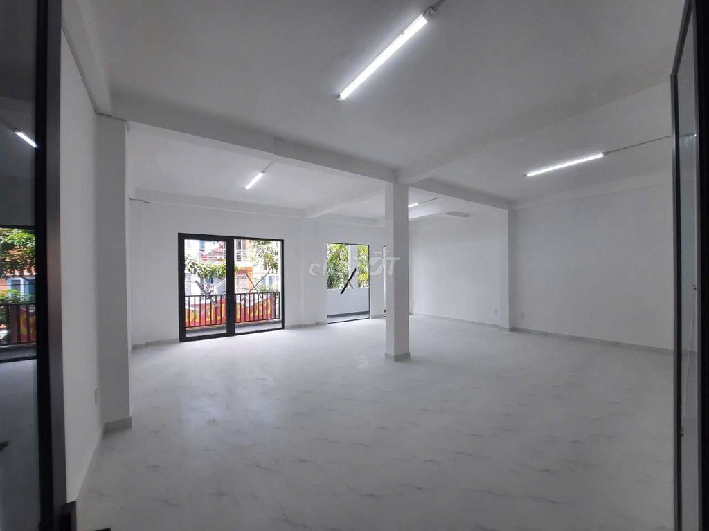 10 x 20 has 10 bedrooms. Six toilets.