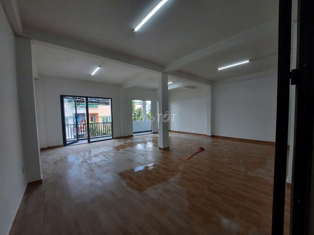 10 x 20 has 10 bedrooms. Six toilets.