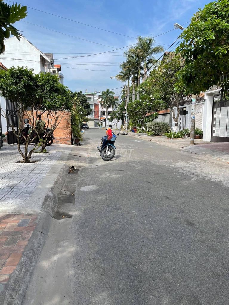 Rent Tên Lửa Bình Tân district, near Marlon Mall, 10 x20 meters.