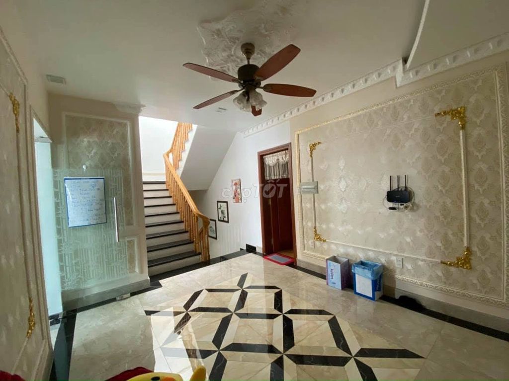 Rent Tên Lửa Bình Tân district, near Marlon Mall, 10 x20 meters.