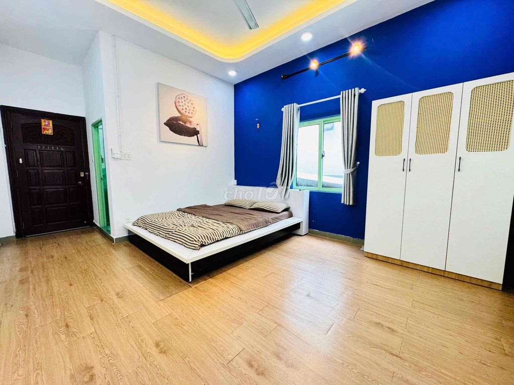 Rent the Vintage apartment. A balcony bedroom.