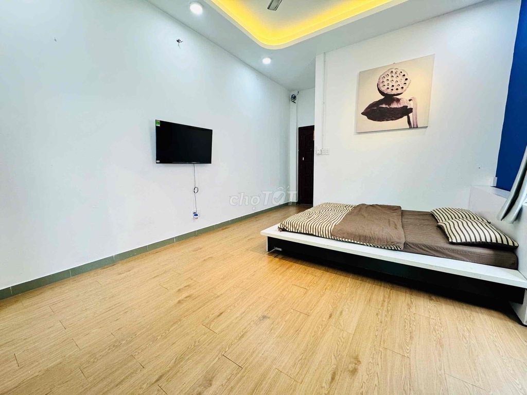 Rent the Vintage apartment. A balcony bedroom.