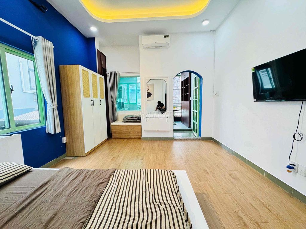 Rent the Vintage apartment. A balcony bedroom.