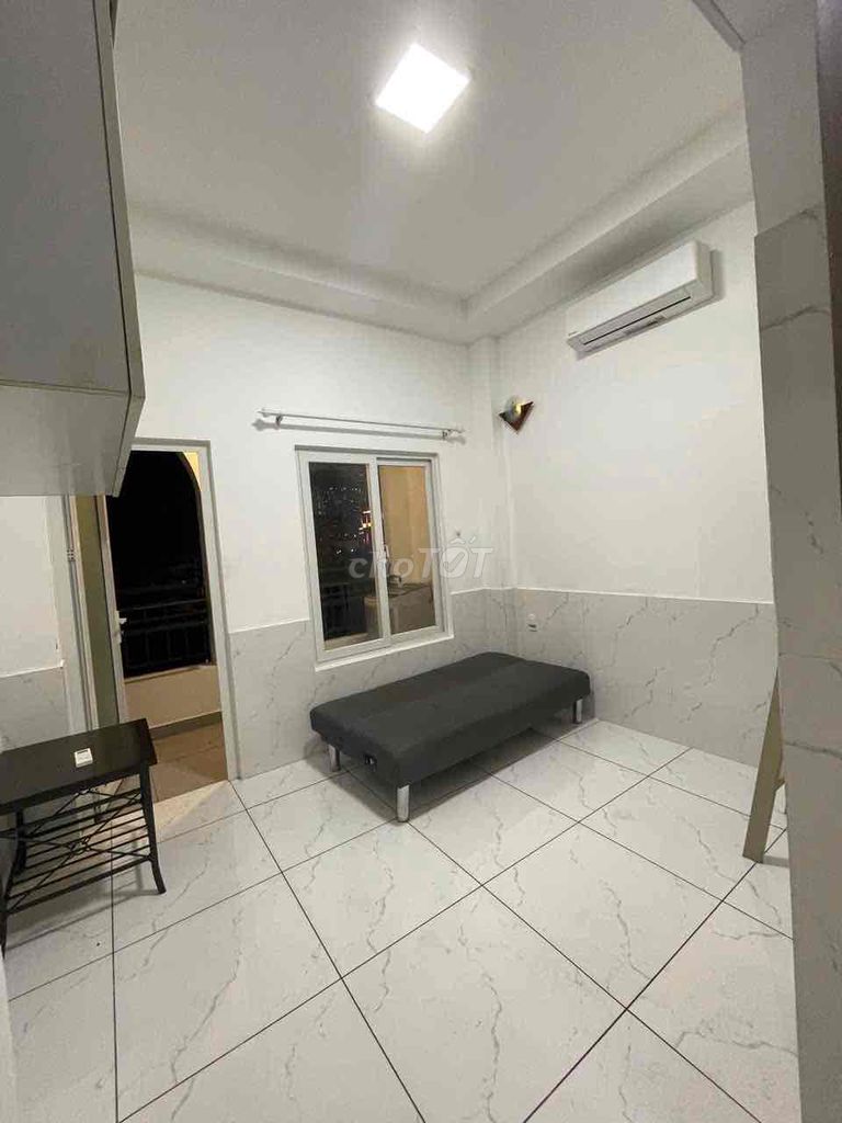 The elevator balcony, right next to District 5, private washing machine.