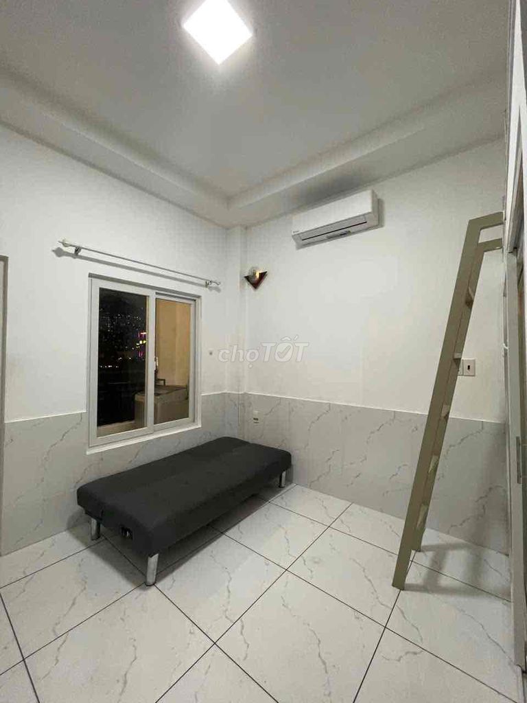 The elevator balcony, right next to District 5, private washing machine.