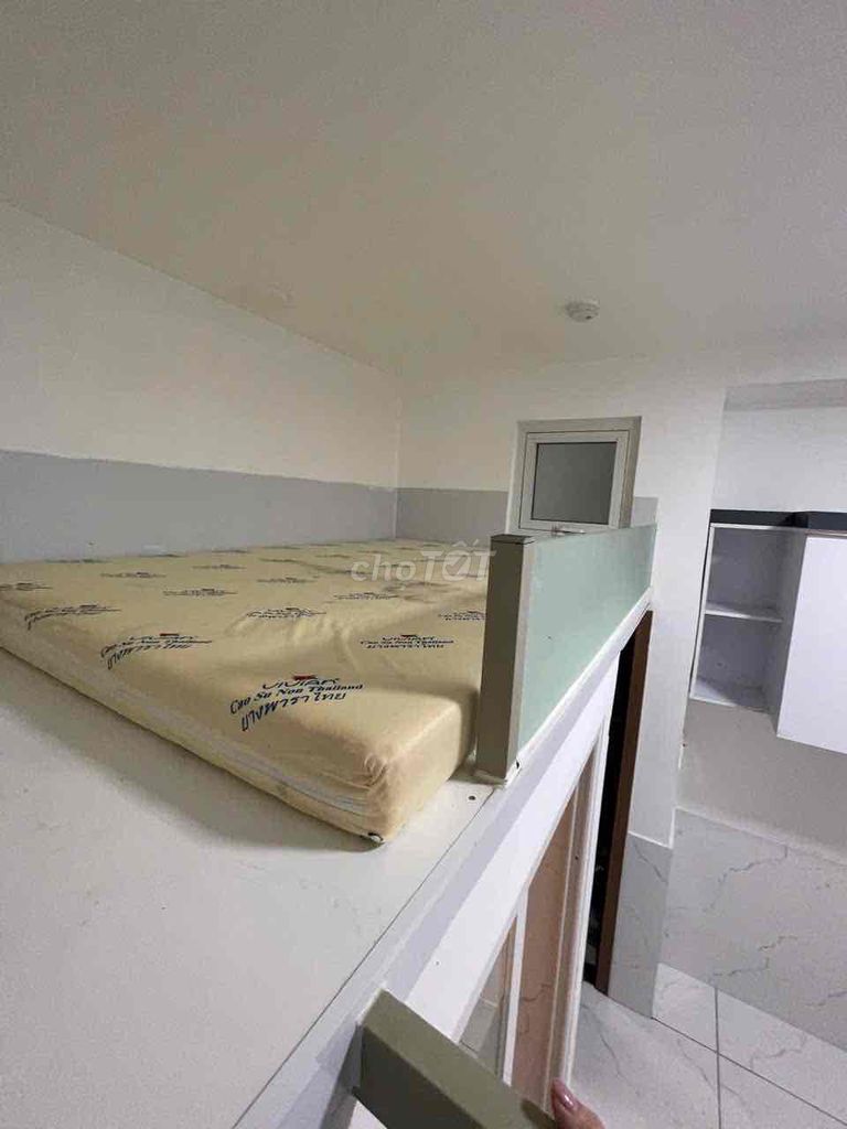 The elevator balcony, right next to District 5, private washing machine.