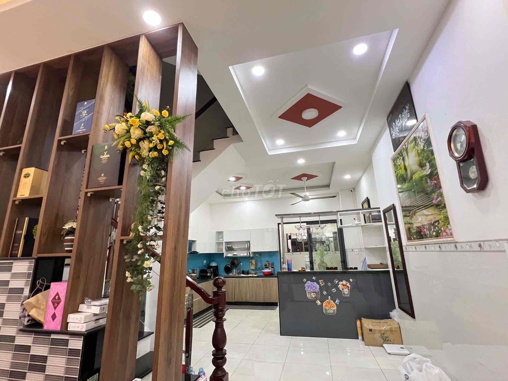Rent a 4th floor street - Front of Gò Cát Phú Hữu