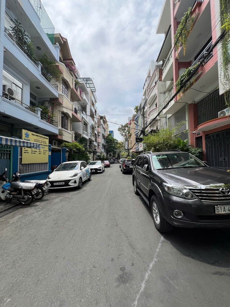 Renting the entire Tô Hiến Thành-710 car house.