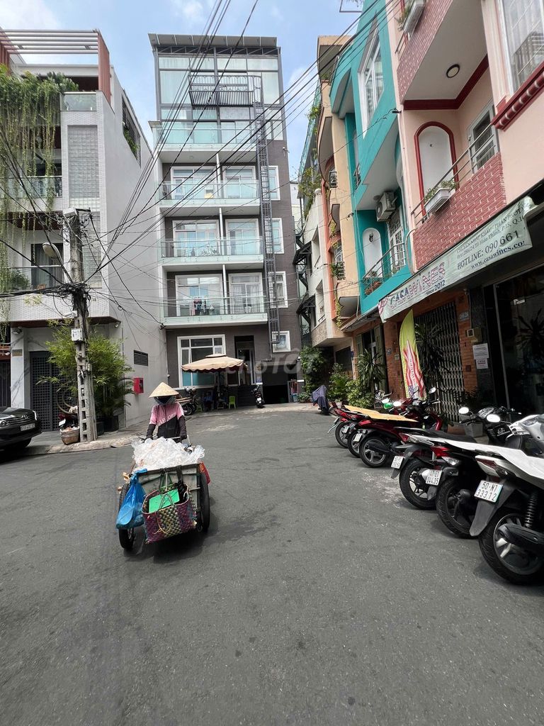 Renting the entire Tô Hiến Thành-710 car house.
