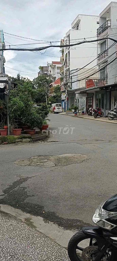 We'll rent them to an apartment. It's a Gò Vấp block street.