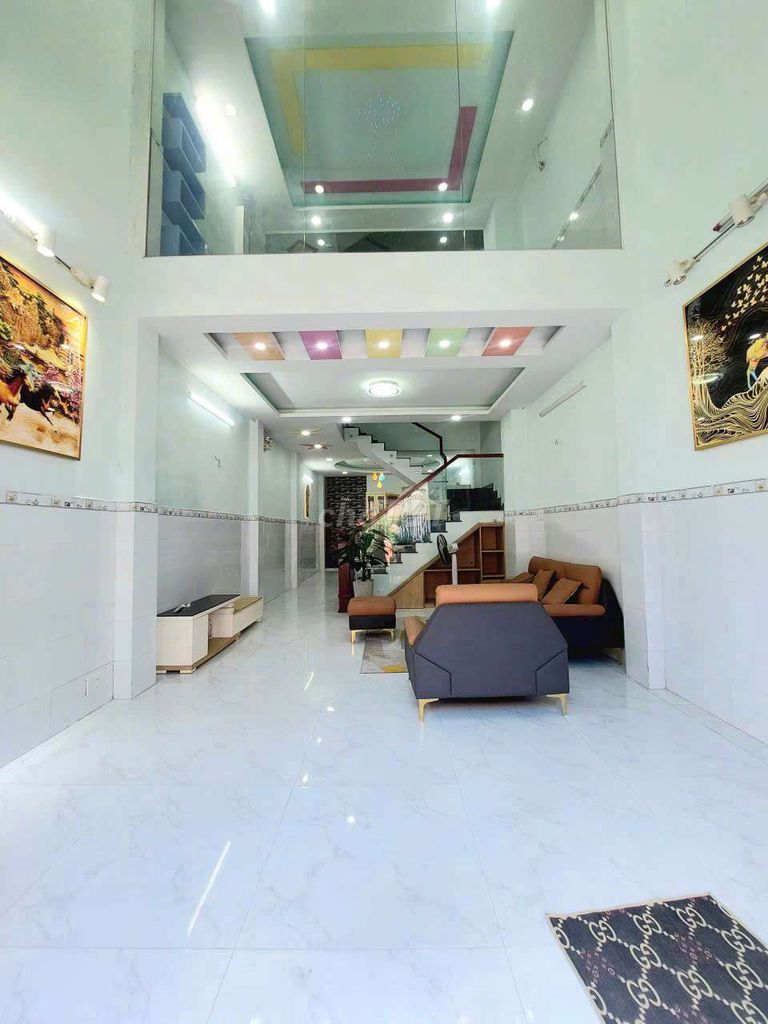 4'5 meters long. 17 meters. Two rooftops. Six bedrooms.