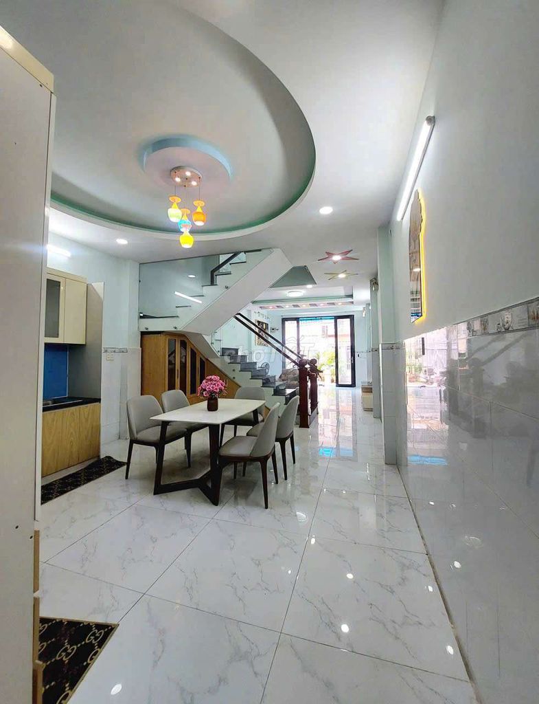 4'5 meters long. 17 meters. Two rooftops. Six bedrooms.