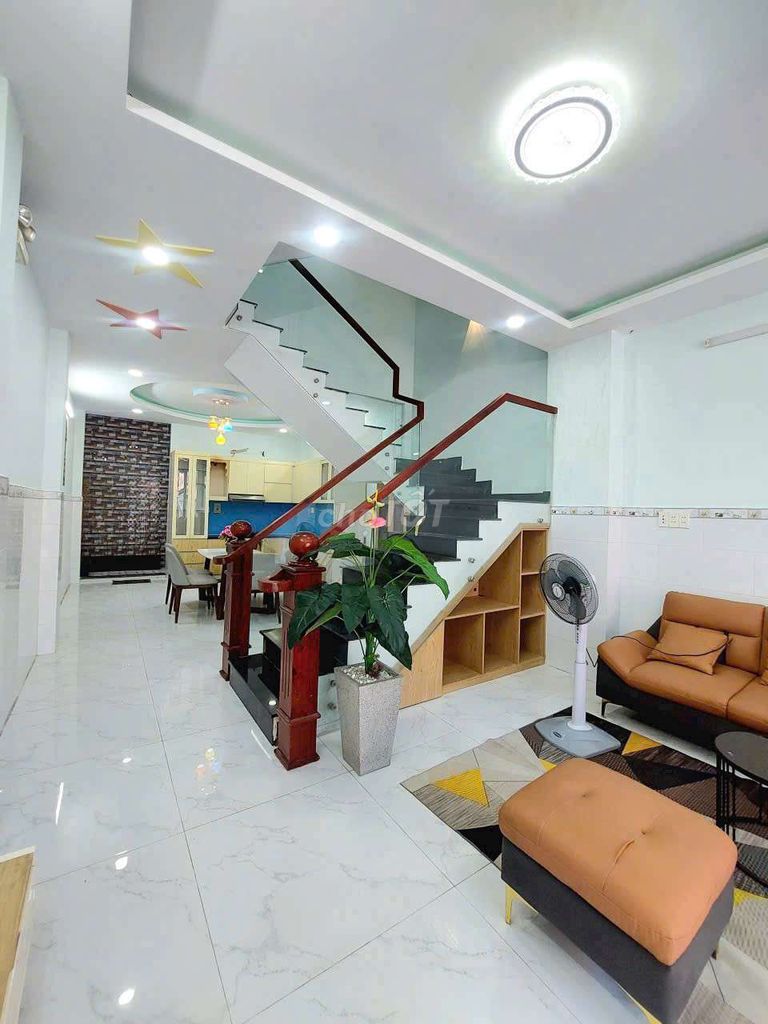 4'5 meters long. 17 meters. Two rooftops. Six bedrooms.