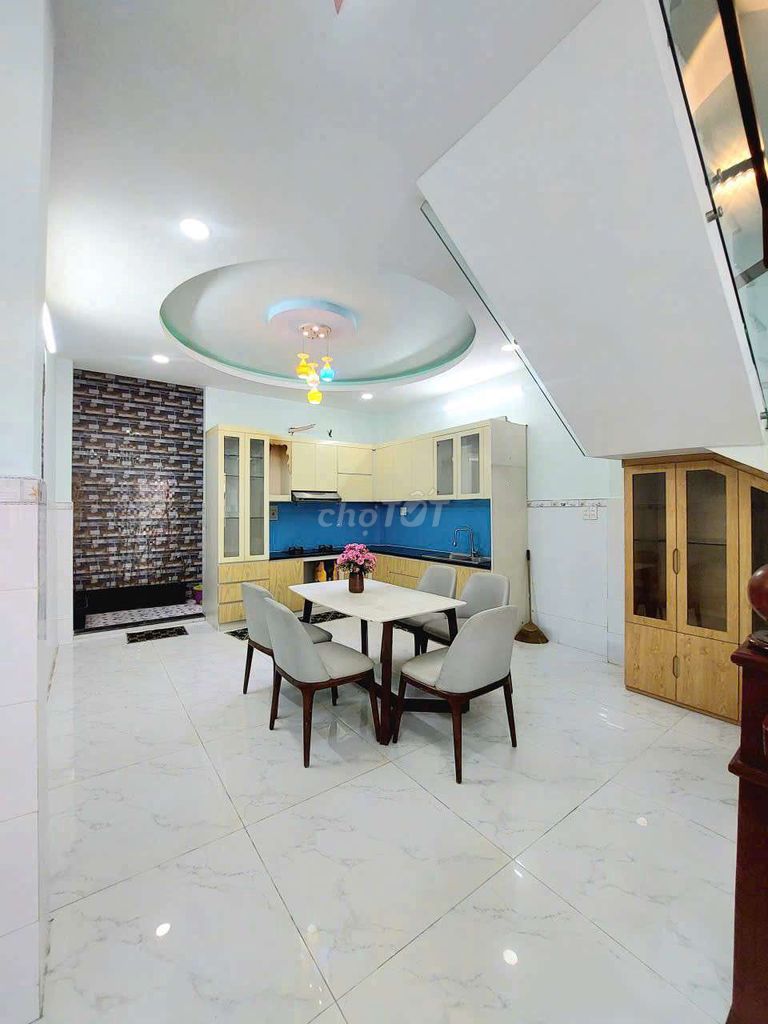 4'5 meters long. 17 meters. Two rooftops. Six bedrooms.