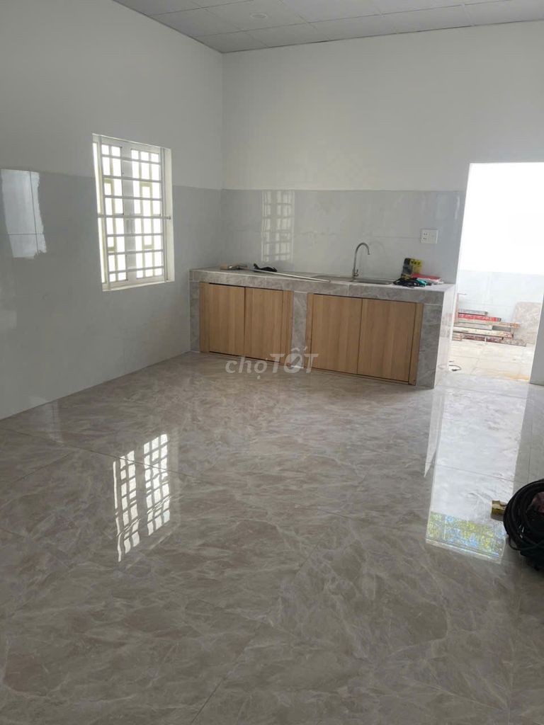 1 st. 1 st floor, alleyway, 3 bedrooms.
