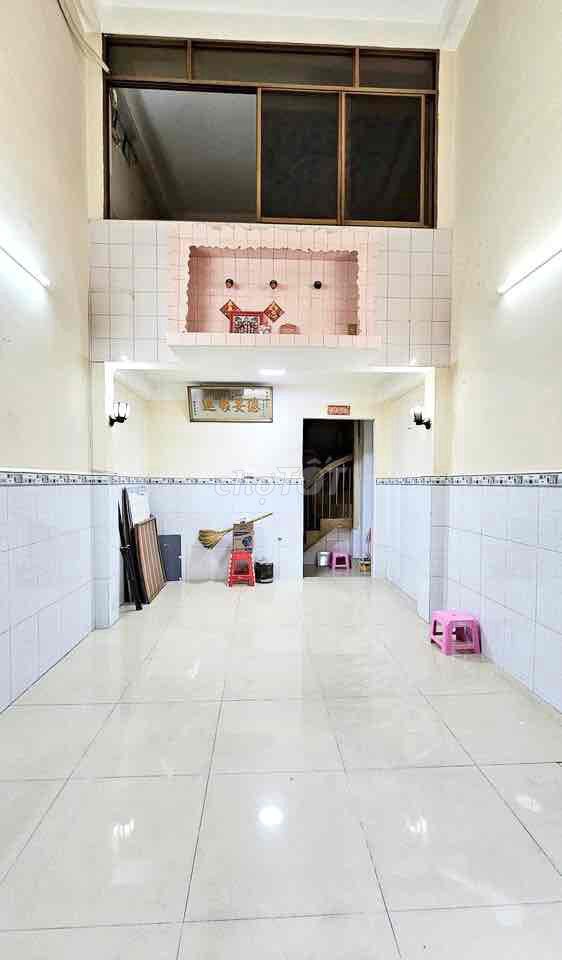 Nice four-story home near the food road, three bedrooms-- only 11 million fast enough!