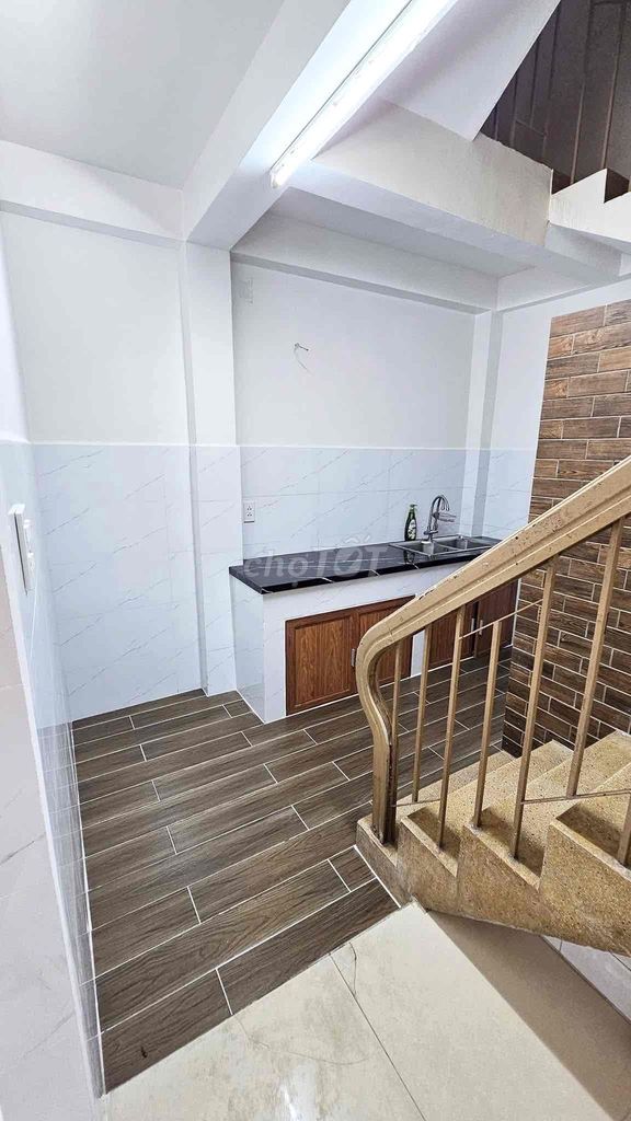 Nice four-story home near the food road, three bedrooms-- only 11 million fast enough!