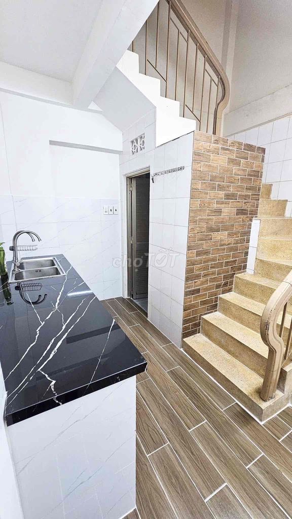 Nice four-story home near the food road, three bedrooms-- only 11 million fast enough!