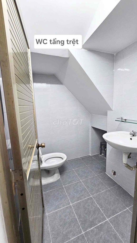 Nice four-story home near the food road, three bedrooms-- only 11 million fast enough!