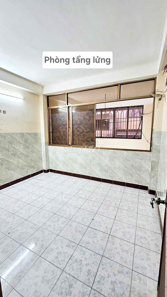 Nice four-story home near the food road, three bedrooms-- only 11 million fast enough!