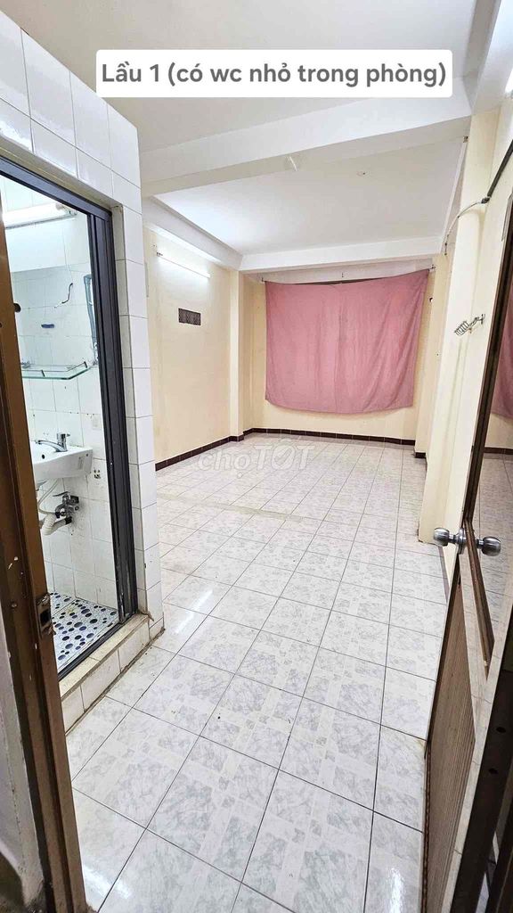 Nice four-story home near the food road, three bedrooms-- only 11 million fast enough!