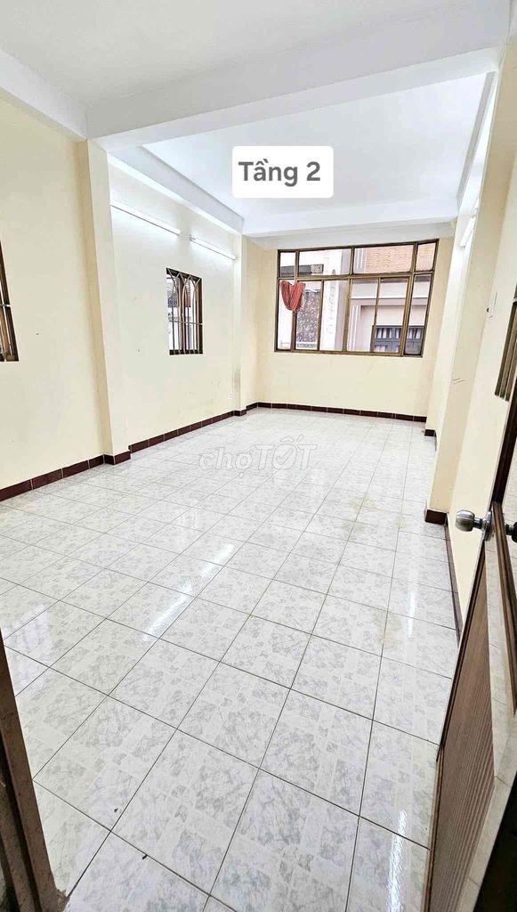 Nice four-story home near the food road, three bedrooms-- only 11 million fast enough!