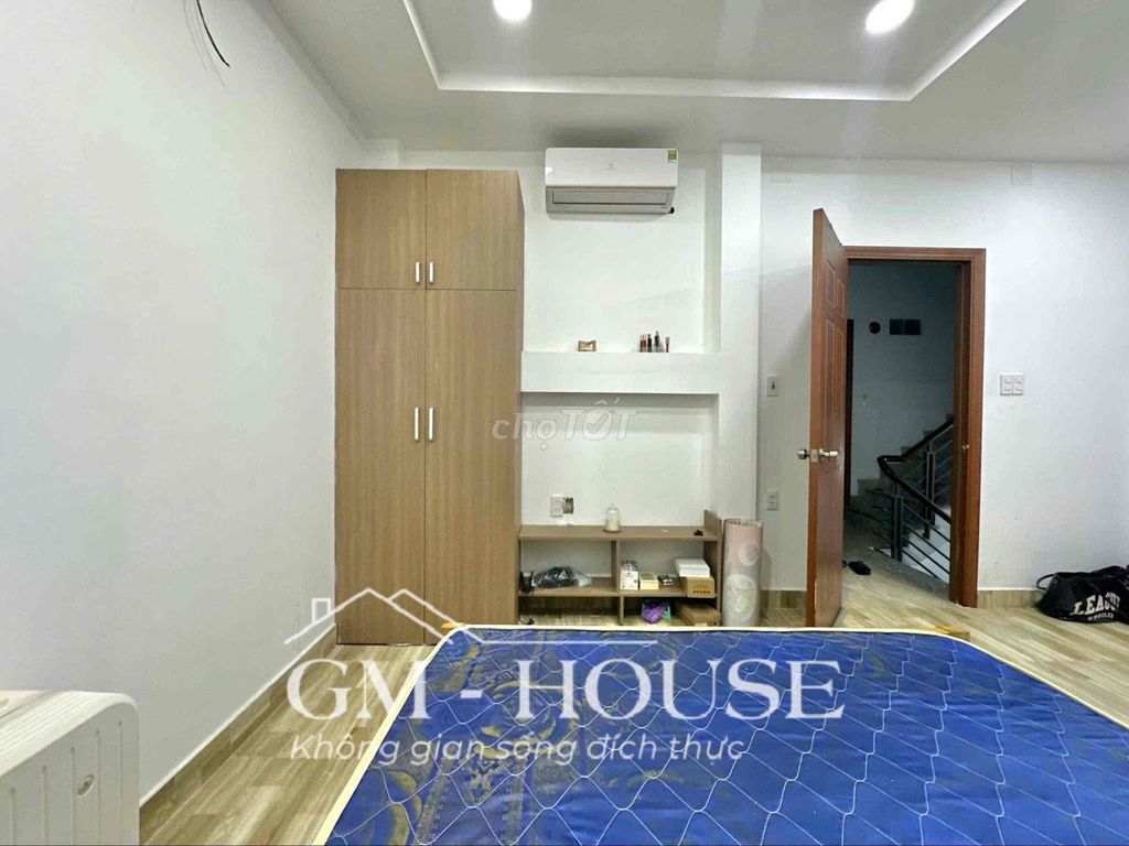 Rent studio full ntcb - how staff academy 200 meters - Chu Văn An
