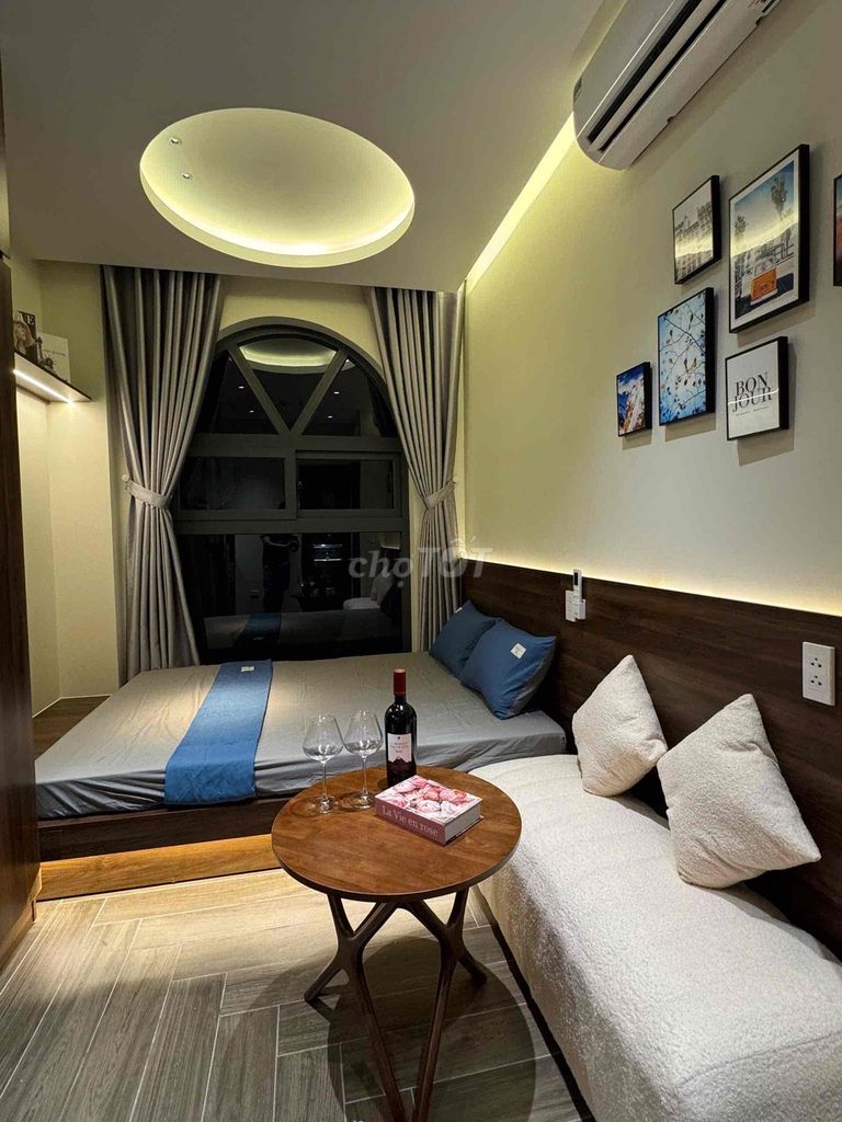The new studio is now 100% full of furniture.