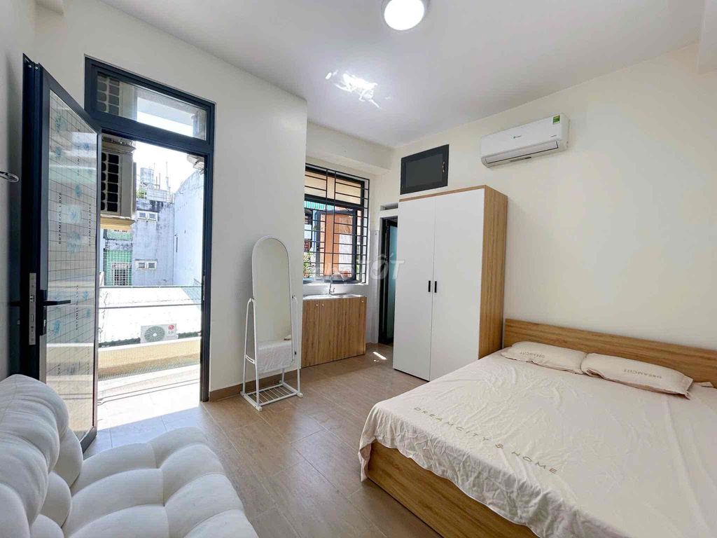 The fine, smooth balcony studio is cheap