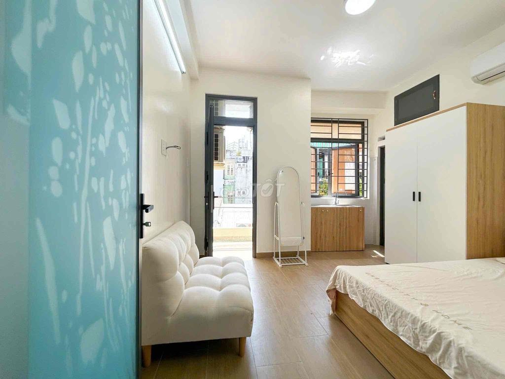The fine, smooth balcony studio is cheap
