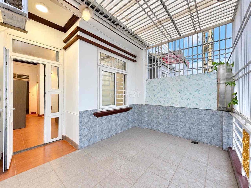 hyper-wide balcony room - full interior