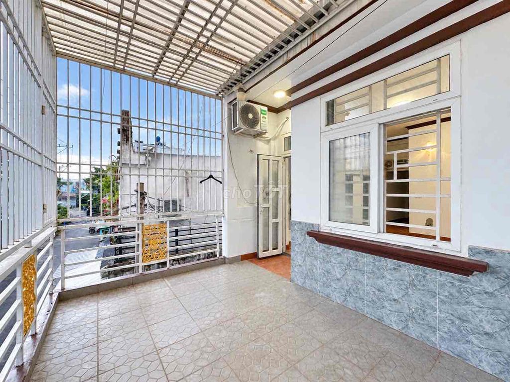 hyper-wide balcony room - full interior