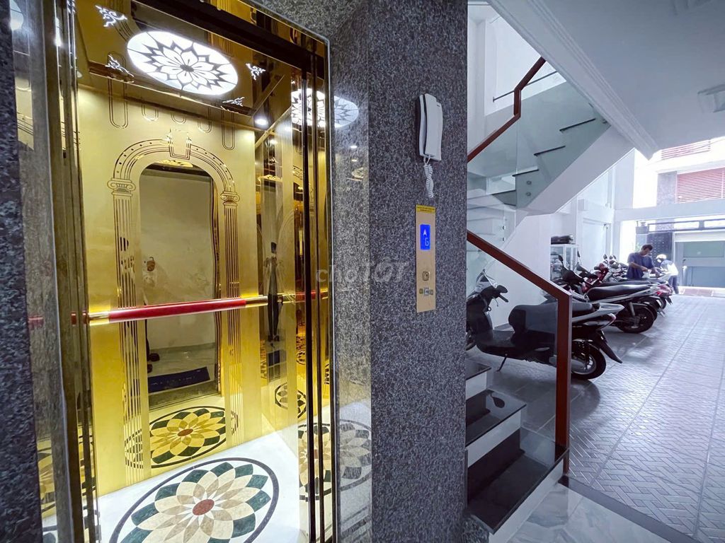 Studio cmt8 District 3 has elevator windows, fingerprint doors, now freedom.