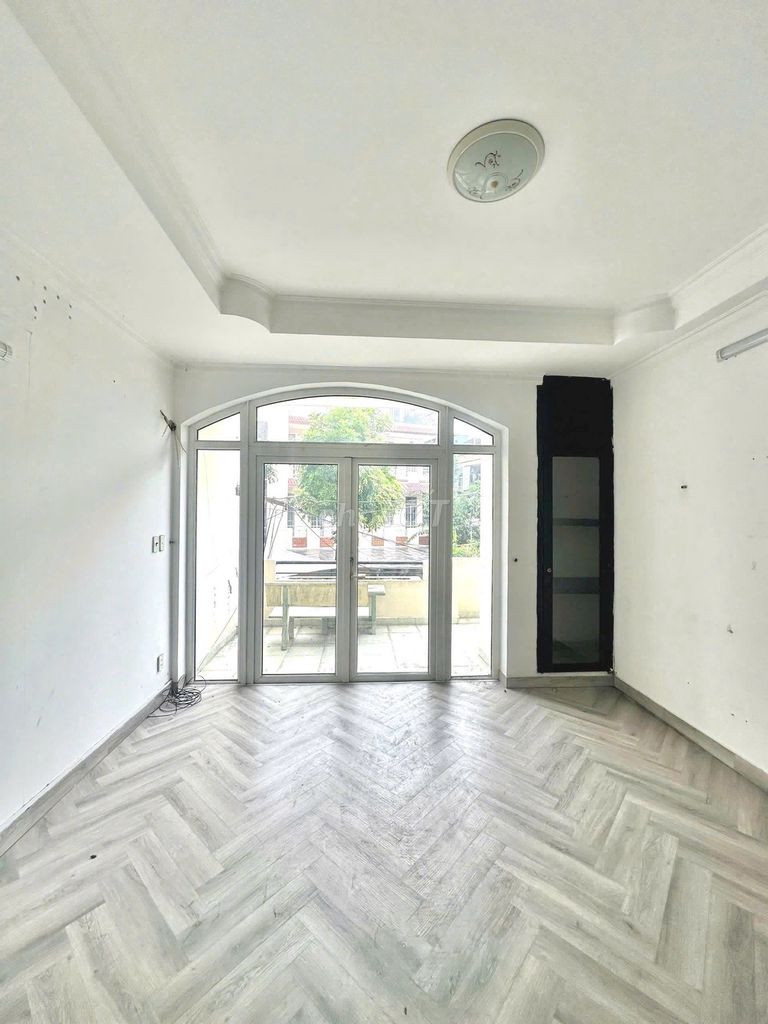 Clear one bedroom. 60 M2 bancol on the road to T3 station.