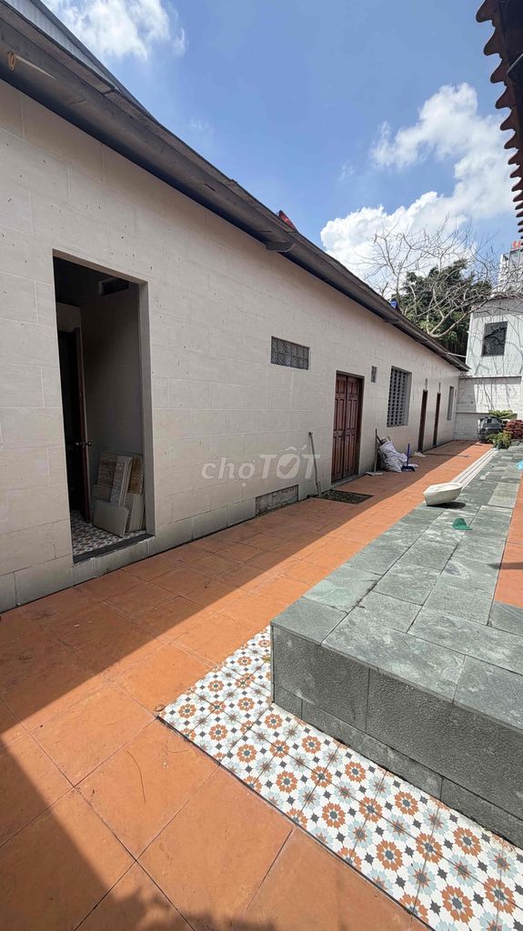 Hire the Pre-Present Gardens of the University of Acb near the Lotte District of 7 Slipper